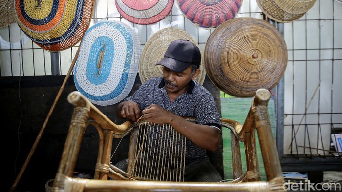 Sunarto (49) tetap berkarya meski usaha kerajinan rotan yang digelutinya terdampak pandemi. Ia pun turut mereparasi barang kerajinan yang terbuat dari rotan.