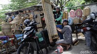 Namun, Sunarto tetap bertahan dan terus berkarya dengan membuat beragam kerajinan rotan meski terdampak pandemi COVID-19.