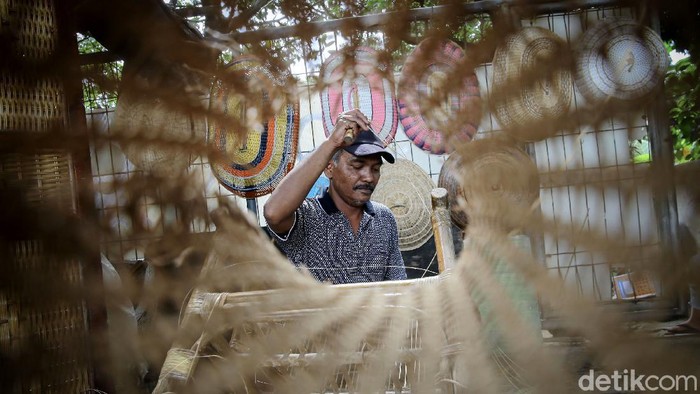 Perajin Rotan di Ibu Kota Tetap Berkarya Kala Pandemi Sunarto (49) tetap berkarya meski usaha kerajinan rotan yang digelutinya terdampak pandemi. Ia pun turut mereparasi barang kerajinan yang terbuat dari rotan.