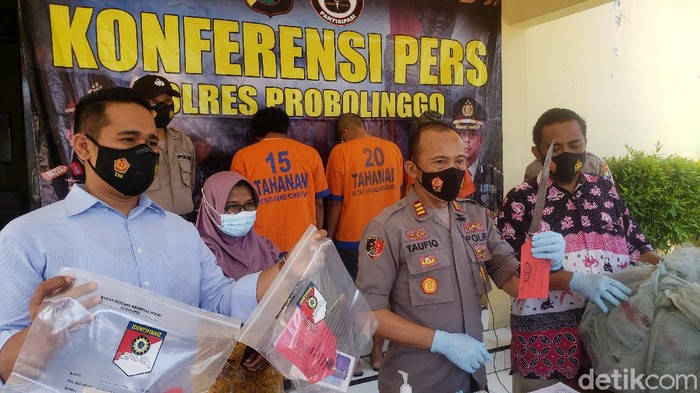 Polisi menangkap pelaku perampasan di jalur pantura Probolinggo. Mereka merampas muatan dan HP milik sopir truk.