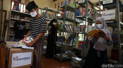 Perpustakaan Ini Jadi Tempat Belajar Anak Pemulung