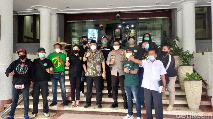 Bonek tidak jadi demo Pemkot Surabaya. Sebab, Persebaya mendapat izin untuk menggunakan Gelora Bung Tomo dan Gelora 10 November atau Stadion Tambaksari.