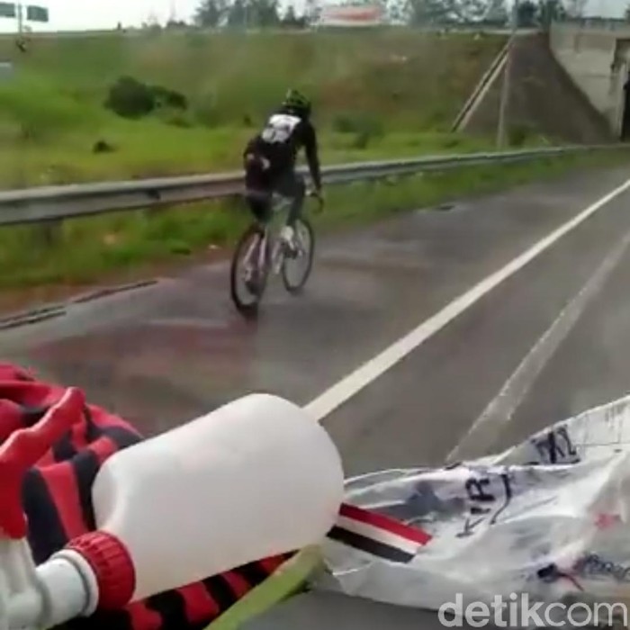 Pesepeda masuk jalan tol padaleunyi