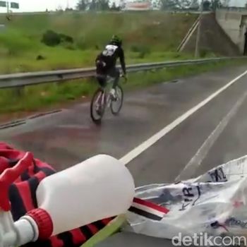 Pesepeda masuk jalan tol padaleunyi Pesepeda masuk jalan tol padaleunyi