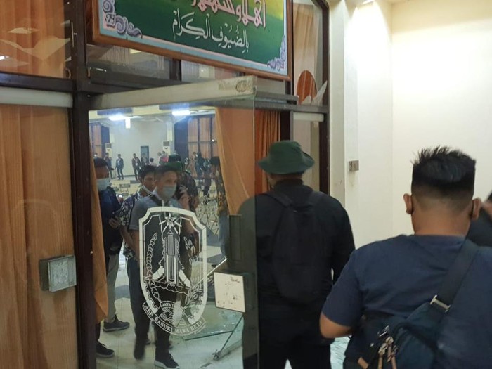 Polda Jawa Timur mengamankan enam peserta Kongres XXXI Himpunan Mahasiswa Islam (HMI) di Surabaya. Pengamanan ini dilakukan imbas kericuhan yang terjadi di tengah sidang.