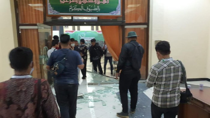 Polda Jawa Timur mengamankan enam peserta Kongres XXXI Himpunan Mahasiswa Islam (HMI) di Surabaya. Pengamanan ini dilakukan imbas kericuhan yang terjadi di tengah sidang.