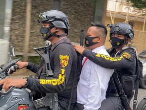 Saat Polisi Abal-abal di Pantai Losari Diciduk Polisi Asli