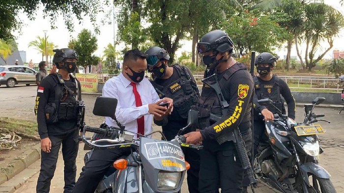 Polisi gadungan ditangkap di Pantai Losari, Makassar (dok. Istimewa).
