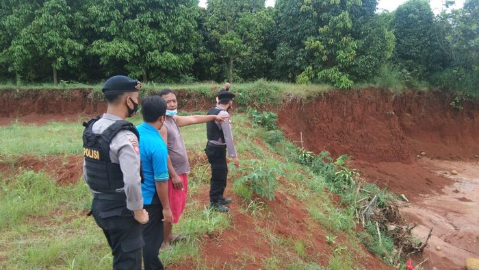 Polisi melakukan olah TKP terkait pembobolan 3 rumah di Bojong Gede, Bogor. Foto dikirim narasumber