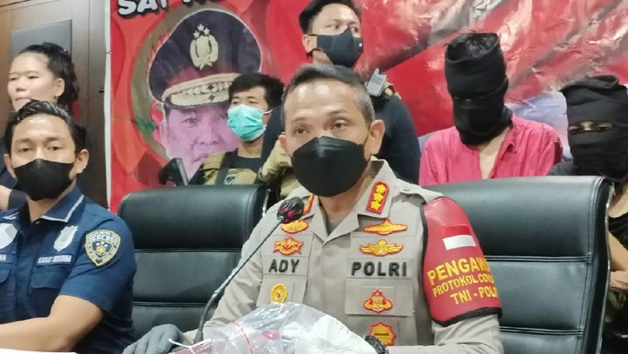 Polisi menangkap komplotan pencurian di mobil di pom bensin di Jakbar.