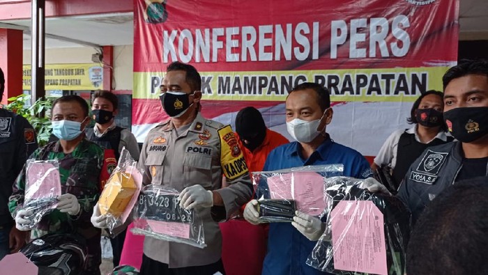 Polsek Mampang Prapatan tangkap polisi gadungan pemeras remaja.