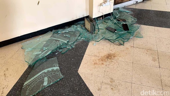 Kongres HMI di Gedung Islamic Center Surabaya sempat diwarnai kericuhan. Kaca pecah dan sejumlah kursi rusak.