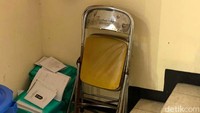 Beberapa kursi juga rusak.