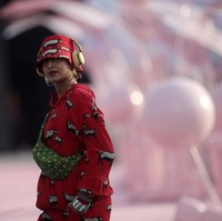 Sementara para model berjalan di antara mobil-mobil yang terparkir.