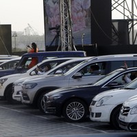 Para penonton yang hadir diharuskan melihat acara dari dalam mobil pribadi mereka.