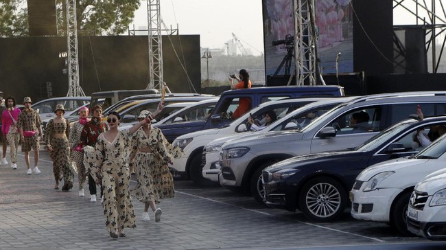 Para penonton yang hadir diharuskan melihat acara dari dalam mobil pribadi mereka.