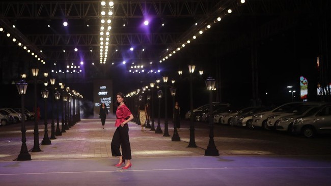 Lakme Fashion Week 2021 dilaksanakan di sebuah lapangan parkir.
