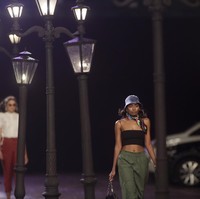 Pandemi virus Corona membuat para pelaku industri kreatif harus berpikir out of the box untuk menampilkan koleksinya. Seperti yang dilakukan Lakme Fashion Week 2021.