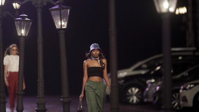 Pandemi virus Corona membuat para pelaku industri kreatif harus berpikir out of the box untuk menampilkan koleksinya. Seperti yang dilakukan Lakme Fashion Week 2021.