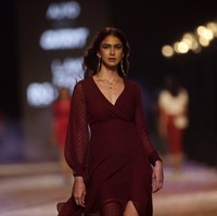 Seorang model berjalan untuk menampilkan kreasi dari brand lokal India, Ajio, selama Lakme Fashion Week 2021 di Mumbai, India.