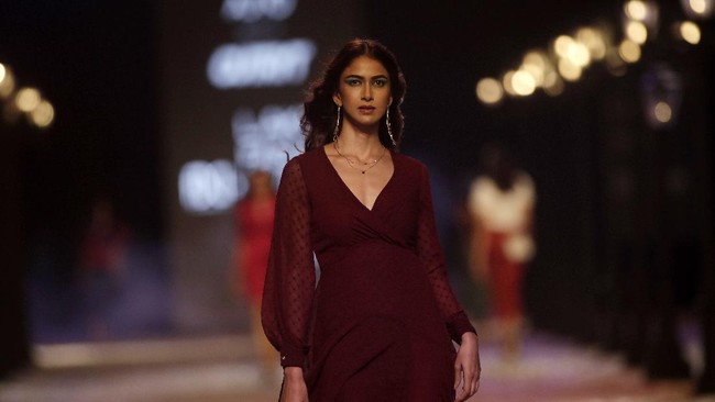 Seorang model berjalan untuk menampilkan kreasi dari brand lokal India, Ajio, selama Lakme Fashion Week 2021 di Mumbai, India.