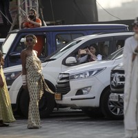 Para undangan yang hadir merupakan insan mode dari kalangan jurnalis, selebritis, dan influencer.