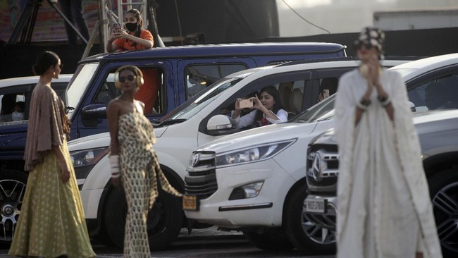 Para undangan yang hadir merupakan insan mode dari kalangan jurnalis, selebritis, dan influencer.