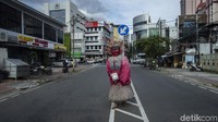 Selain itu, agar lancar selama mengumpulkan pundi-pundi rupiah, area jajahan pun didiskusikan Adit bersama rekan-rekannya sesama pengarak ondel-ondel. Hal itu dilakukan agar warga yang memberi tak bosan dengan kehadiran ondel-ondel.