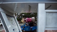 Sementara itu, ondel-ondel tengah menjadi sorotan publik di kawasan Ibu Kota, terlebih Pemprov DKI Jakarta melarang ondel-ondel digunakan untuk mengemis. Kepala Satpol PP DKI Jakarta Arifin mengatakan larangan itu diterapkan sebagai bentuk penghargaan terhadap warisan budaya Betawi. Arifin pun mengatakan larangan itu juga merespons laporan masyarakat yang merasa terganggu oleh adanya pengamen ondel-ondel. Dia kembali menegaskan orang-orang yang menggunakan ondel-ondel untuk mengamen kesannya seperti mengemis.