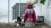 Penghasilan yang didapat Adit dari mengarak ondel-ondel cukup menjanjikan yakni mulai dari Rp 400 ribu hingga Rp 500 ribu jika mengarak ondel-ondel dari pagi hingga malam.