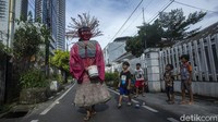 Ia sempat bersekolah hingga duduk di kelas 9 atau 3 SMP namun ia memilih keluar dari sekolah karena kerap dipaksa tawuran oleh seniornya. Selain itu, Adit bercerita ia juga kedapatan membawa ponsel ke sekolah hingga ponselnya disita oleh guru.