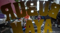 Sejak aktif mengarak ondel-ondel ia tak lagi meminta uang jajan dari orang tuanya.