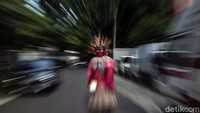 Adit mengarak ondel-ondel di kawasan Pasar Baru, Jakarta, Rabu (24/3/2021).