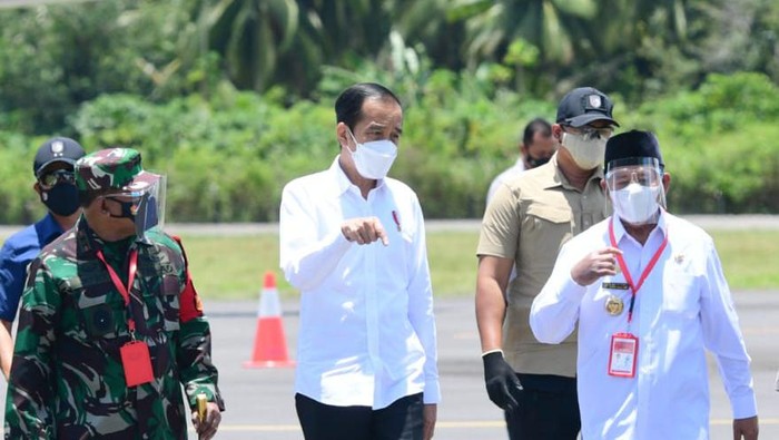 Presiden Joko Widodo (Jokowi) beserta rombongan tiba di Bandara Kuabang, Kabupaten Halmahera Utara