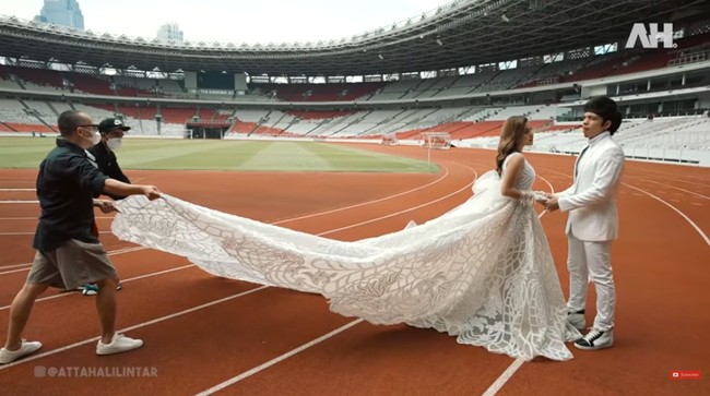 Keinginan Atta Halilintar dan Aurel Hermansyah untuk menggelar pernikahan di Gelora Bung Karno Senayan mungkin gagal terwujud. Namun setidaknya, mereka bisa melakukan pemotretan pre-wedding di stadion ikonis kebanggaan Indonesia itu.  (Foto: YouTube/Atta Halilintar)