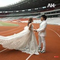 Keinginan Atta Halilintar dan Aurel Hermansyah untuk menggelar pernikahan di Gelora Bung Karno Senayan mungkin gagal terwujud. Namun setidaknya, mereka bisa melakukan pemotretan pre-wedding di stadion ikonis kebanggaan Indonesia itu.  (Foto: YouTube/Atta Halilintar)