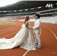 Video itu lalu memperlihatkan keduanya beraksi di depan kamera dengan look dan latar yang berbeda-beda. Untuk look pertama, keduanya kompak dalam balutan busana serba putih. Aurel memakai gaun sleeveless dengan train atau ekor yang sangat panjang. Beratnya 10 kg, kata seseorang yang membantu Aurel berjalan sambil mengangkat gaun tersebut.  (Foto: YouTube/Atta Halilintar)