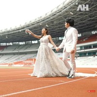 Momen di balik pemotretan tersebut terabadikan dalam sebuah video yang diunggah Atta di kanal YouTube-nya, Rabu (24/3/2021). Kemarin mau akad nggak bisa di sini, karena takut diprotes orang. Paling nggak sekarang kita bisa sewa untuk pre-wed, ujar Atta saat menumpangi buggy bersama Aurel menuju ke dalam area GBK.  (Foto: YouTube/Atta Halilintar)