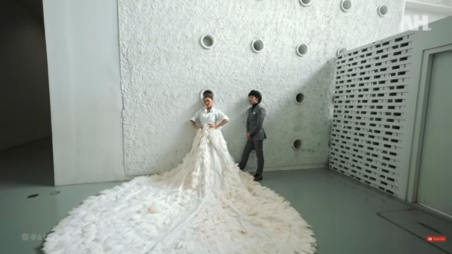 Look berikutnya bernuansa monokromatik hitam-putih. Aurel Hermansyah berpose dengan kemeja putih dan rok gaun yang tak kalah dramatisnya dengan panjang dan material bulunya. (Foto: YouTube/Atta Halilintar)