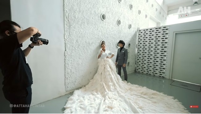 Adapun Atta  memakai setelan formal abu-abu dengan dalaman dan sneakers hitam. (Foto: YouTube/Atta Halilintar)