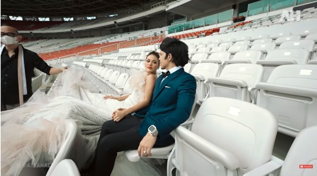 Untuk look terakhir, Aurel menebar pesonanya dalam balutan gaun strapless putih berkilauan yang hadir dengan detail bervolume pada bagian dada dan keliman ekor gaun. (Foto: YouTube/Atta Halilintar)