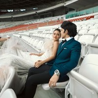 Untuk look terakhir, Aurel menebar pesonanya dalam balutan gaun strapless putih berkilauan yang hadir dengan detail bervolume pada bagian dada dan keliman ekor gaun. (Foto: YouTube/Atta Halilintar)