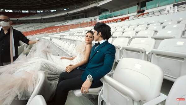 Foto: Aurel Hermansyah Prewedding di GBK, Pakai Gaun Berat 10 Kg