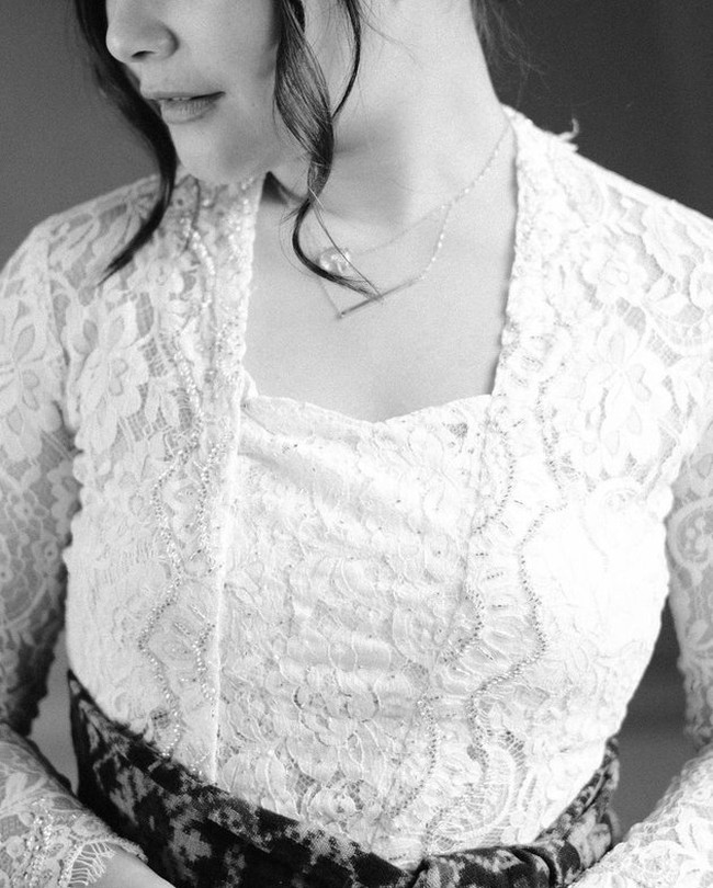 Tak sedikit netizen yang terpana dan memuji penampilan Prilly dalam balutan busana adat Bali. Cantik bangetttt, auranya itu hloo, komentar salah seorang netizen. Cantik banget. Ini mah orangnya mengalahkan pesona Bali, tambah netizen lain. Foto: dok. Instagram/@dhikaananta