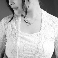 Tak sedikit netizen yang terpana dan memuji penampilan Prilly dalam balutan busana adat Bali. Cantik bangetttt, auranya itu hloo, komentar salah seorang netizen. Cantik banget. Ini mah orangnya mengalahkan pesona Bali, tambah netizen lain. Foto: dok. Instagram/@dhikaananta