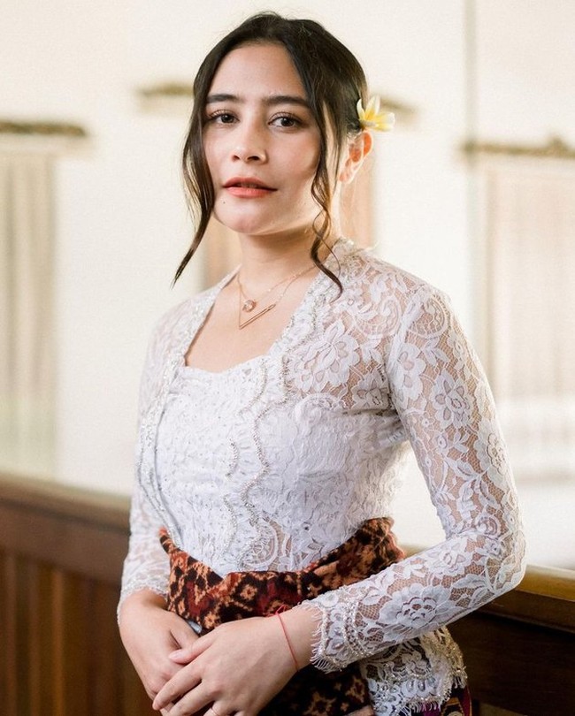 Selama di Bali Prilly terlihat menghabiskan waktunya dengan mengunjungi berbagai objek wisata dan melihat keindahan pemandangan Bali dari helikopter yang dinaikinya. Tak hanya itu saja, dirinya juga tampak berfoto dengan mengenakan pakaian adat Bali. Foto: dok. Instagram/@dhikaananta