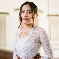 Selama di Bali Prilly terlihat menghabiskan waktunya dengan mengunjungi berbagai objek wisata dan melihat keindahan pemandangan Bali dari helikopter yang dinaikinya. Tak hanya itu saja, dirinya juga tampak berfoto dengan mengenakan pakaian adat Bali. Foto: dok. Instagram/@dhikaananta