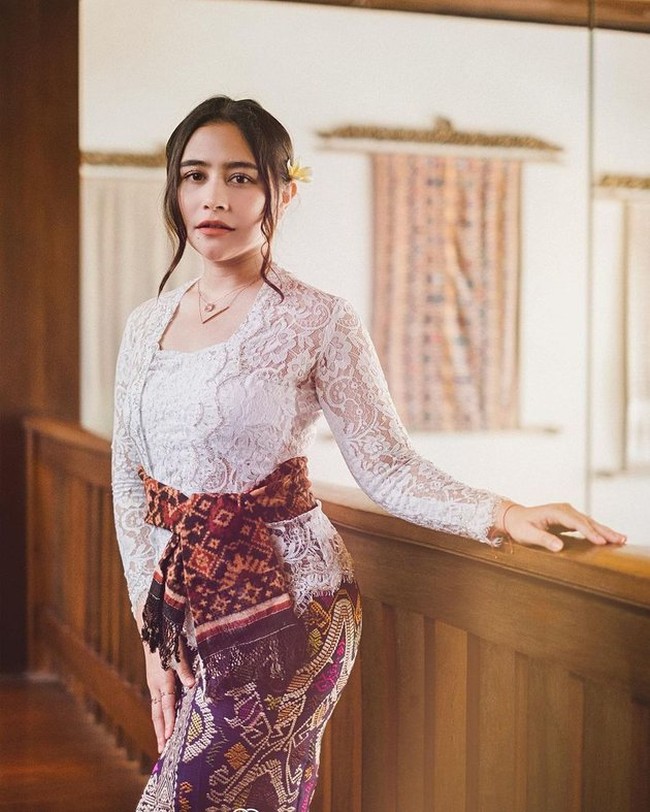 Prilly Latuconsina terlihat cantik dalam sesi pemotretannya dengan seorang fotografer pernikahan di Bali yang bernama Dhika Ananta Prawira. Penampilan Prilly tersebut yang kemudian dibanjiri oleh komentar pujian dari netizen. Foto: dok. Instagram/@prillylatuconsina96