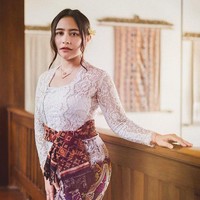 Prilly Latuconsina terlihat cantik dalam sesi pemotretannya dengan seorang fotografer pernikahan di Bali yang bernama Dhika Ananta Prawira. Penampilan Prilly tersebut yang kemudian dibanjiri oleh komentar pujian dari netizen. Foto: dok. Instagram/@prillylatuconsina96