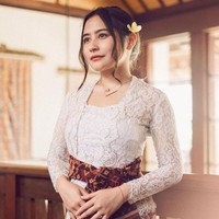 Prilly tampil memukau dalam balutan kebaya Bali lengan panjang berwarna putih. Kebaya tersebut dipadukan dengan kain bermotif berwarna ungu. Tak lupa penampilannya itu disempurnakan dengan selendang yang diikat seperti sabuk khas Bali. Foto: dok. Instagram/@prillylatuconsina96